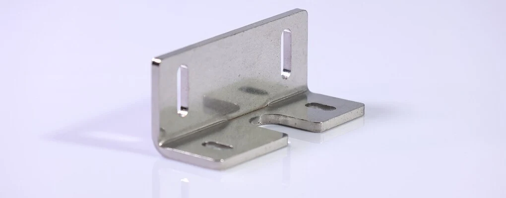Gekantete Metallhalterungen mit Langlöchern